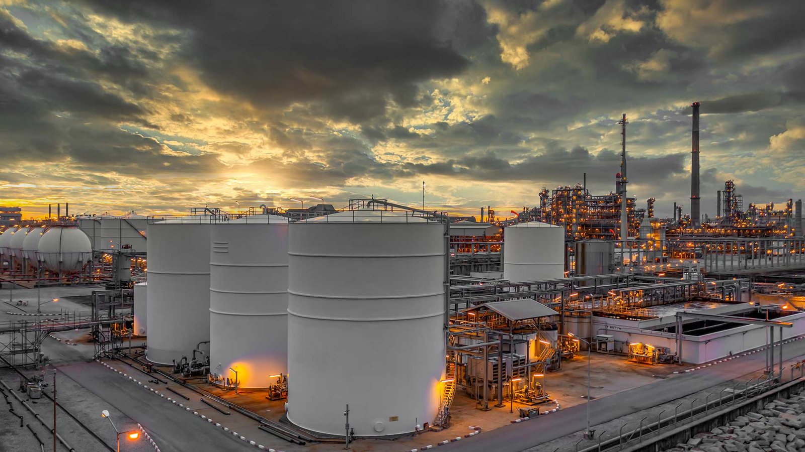 petrochemical-storage-tank-with-oil-refinery-backg-77LN7G2.jpg